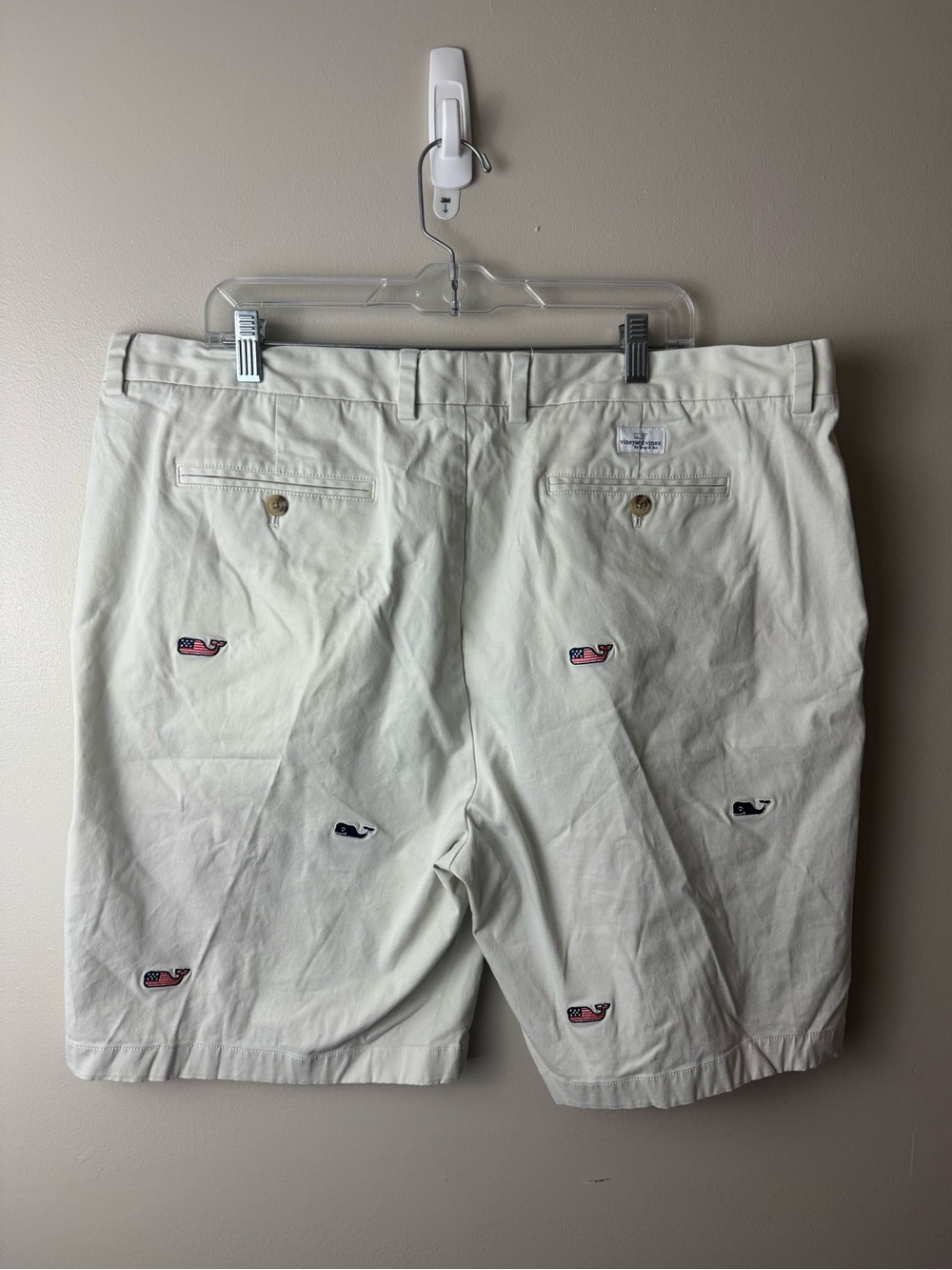 Men’s Vineyard Vines Khaki Embroidered Patriotic Whale Flat Front Shorts Size 42